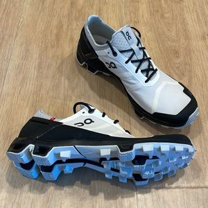 On Running Cloudventure Peak Black/White, Woman’s 7.5 - NEW Without Box